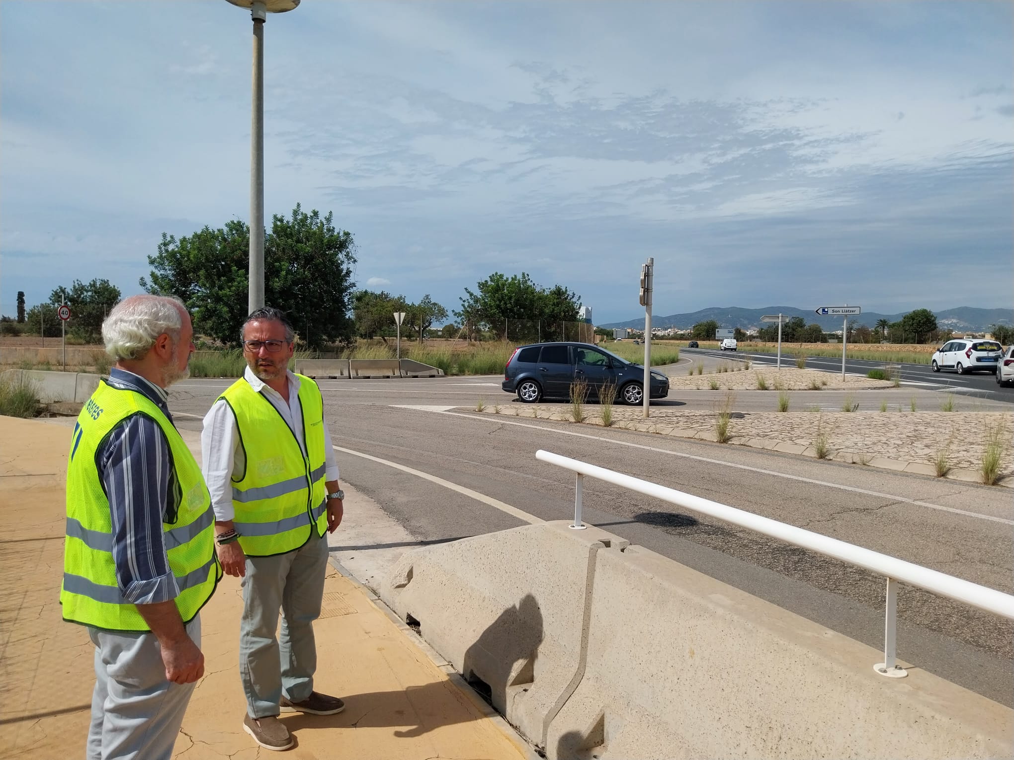 El conseller insular de Territori, Mobilitat i Infraestructures, Fernando Rubio, amb el director insular d'Infraestructures, Rafel Gelabert, han visitat la zona on es farà l'obra.