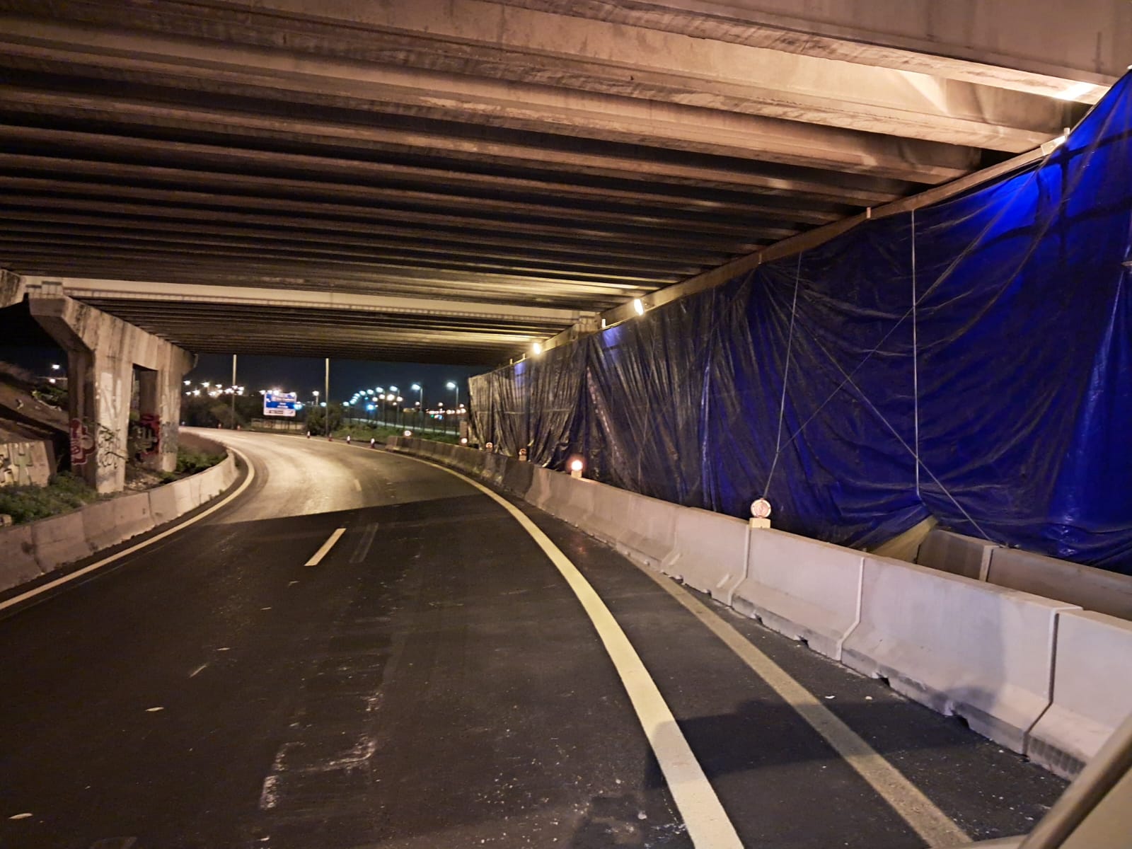 Les tasques de reparació del pont continúen als laterals.