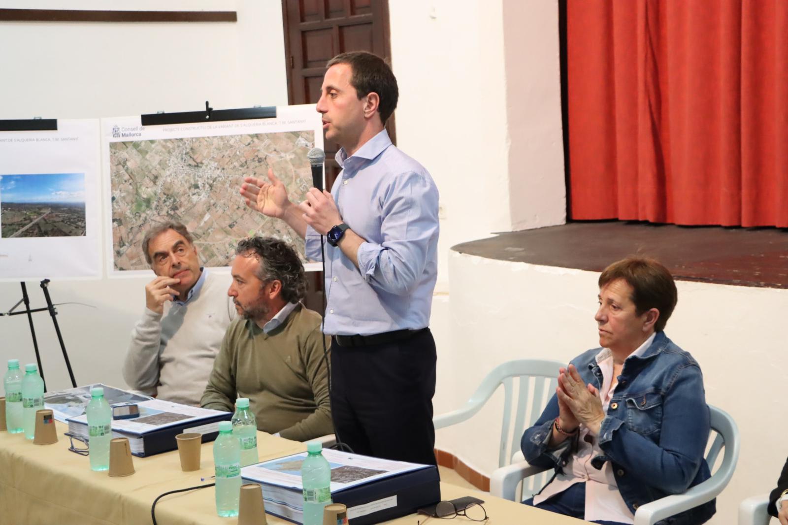 El presidente Llorenç Galmés durante su intervención ante los vecinos.