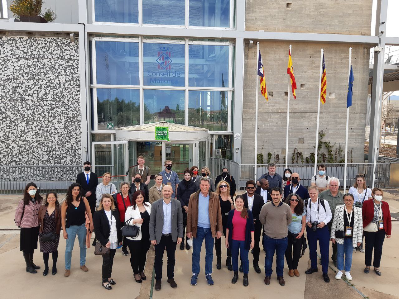 Aurora Ribot, vicepresidenta i consellera de Sostenibilitat i Medi Ambient i  Juan Carrasco, director insular de Residus amb els experts i expertes de la Cimera de Destinacions Sostenibles