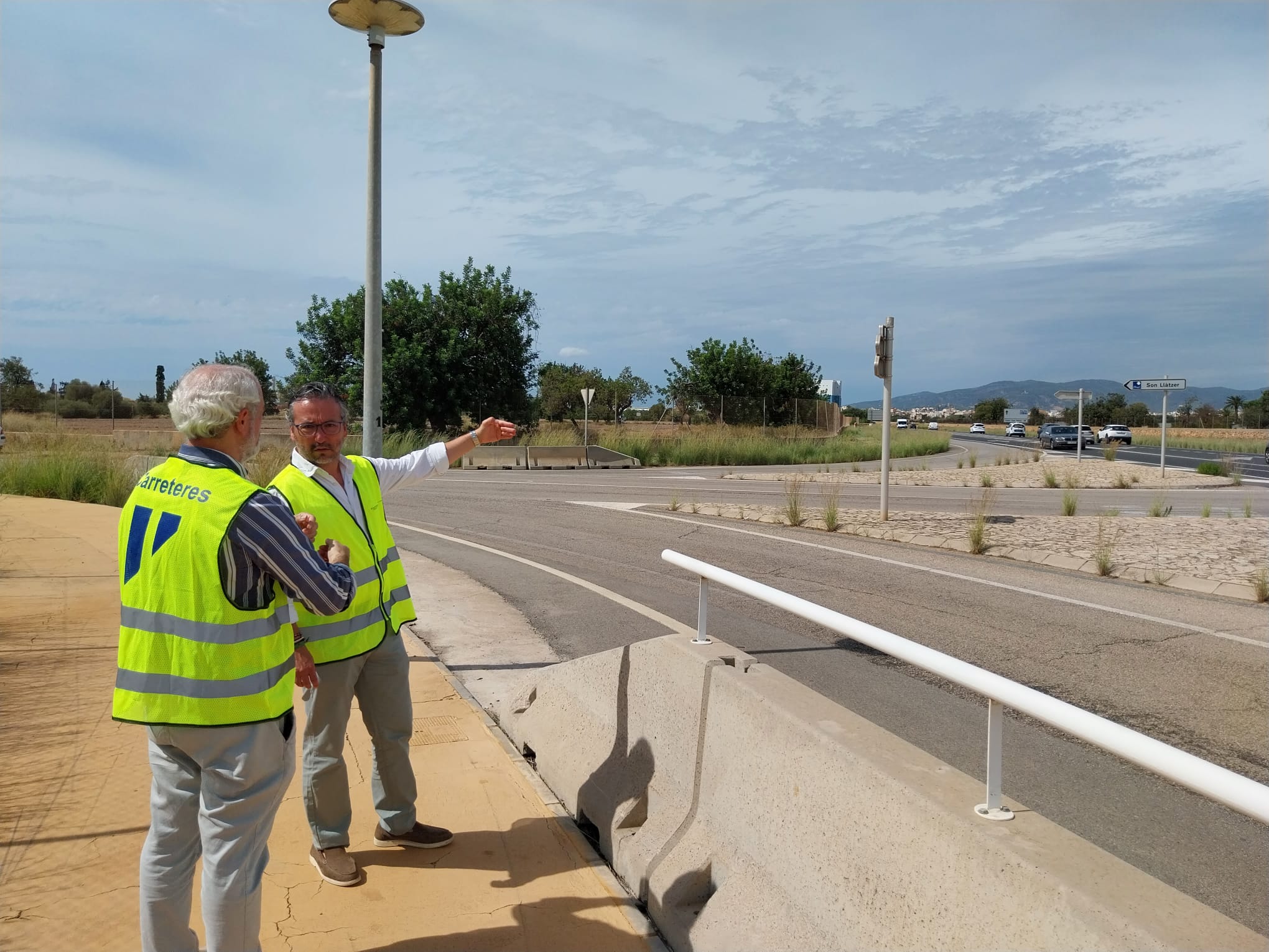 El conseller insular de Territori, Mobilitat i Infraestructures, Fernando Rubio, amb el director insular d'Infraestructures, Rafel Gelabert, han visitat la zona on es farà l'obra.