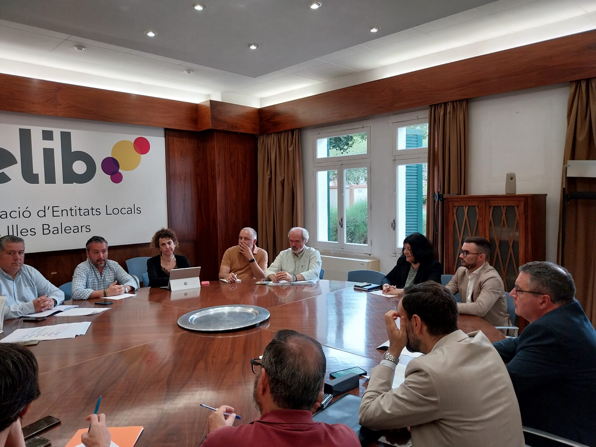 Imatge de la reunió per analitzar les dades de l'estudi de càrrega.