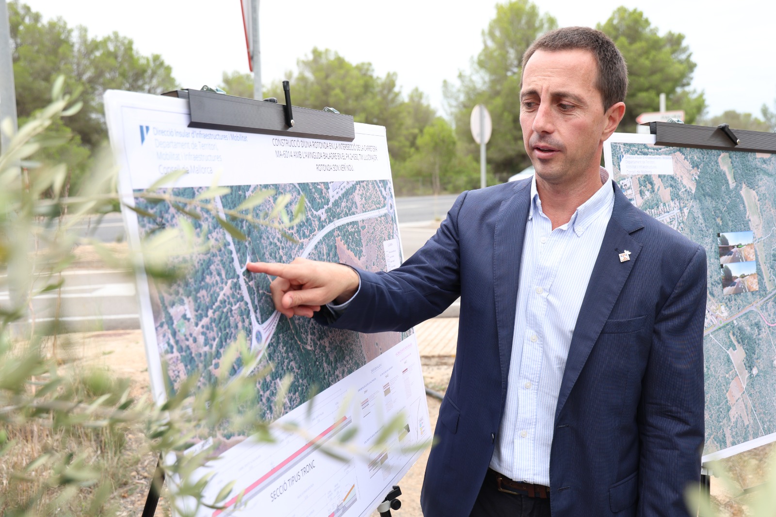 El presidente del Consell Llorenç Galmés explicando el proyecto de las urbanizaciones de Llucmajor.