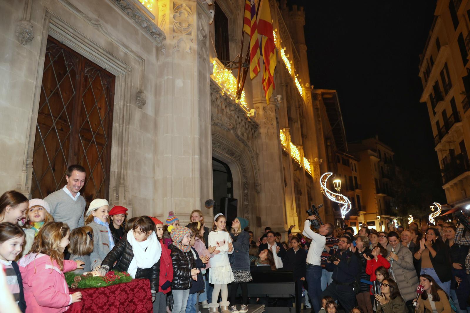 El president Galmés, acompanyat pels nins del Cor Infantil del Teatre Principal de Palma