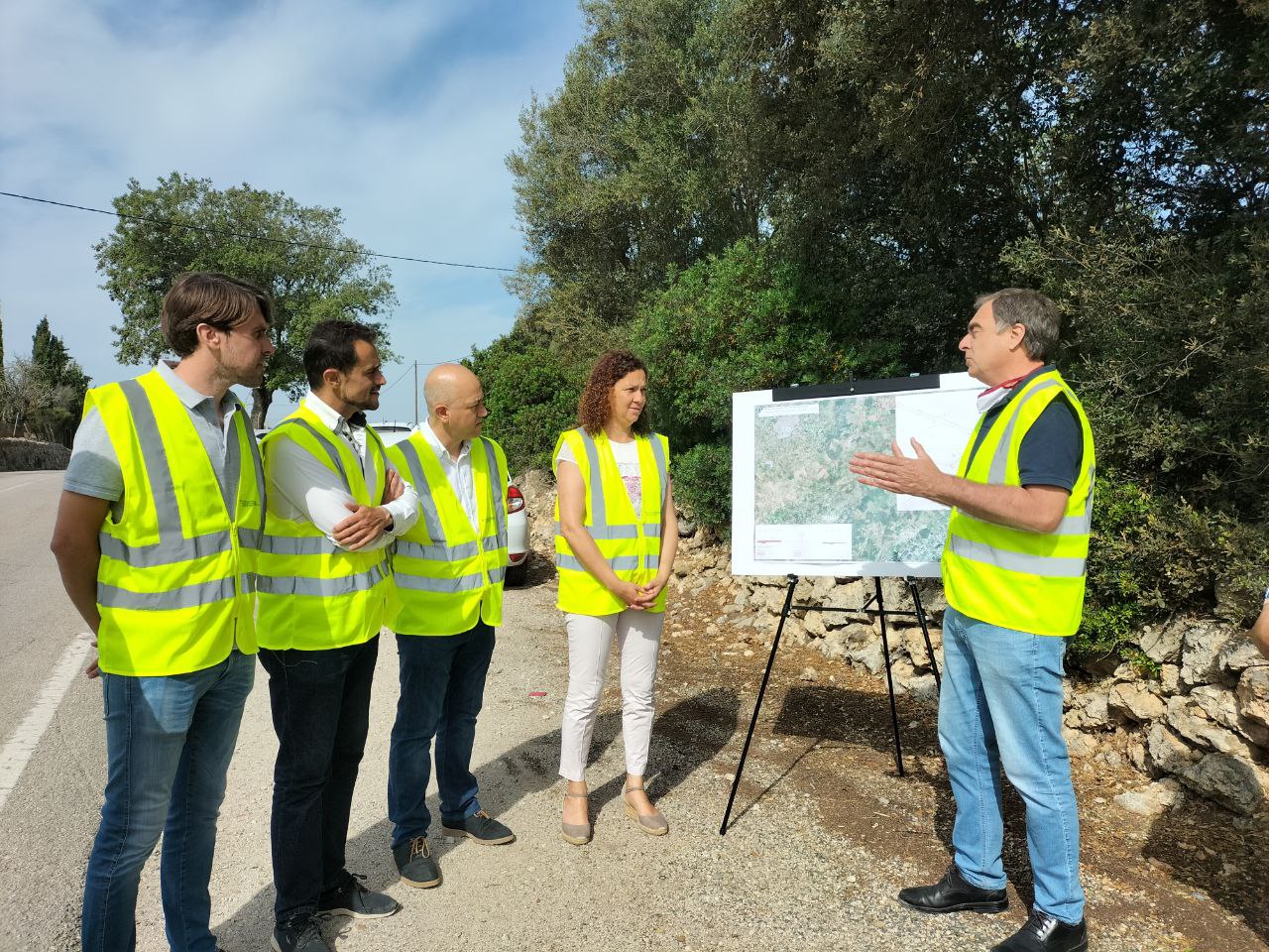 La presidenta del Consell de Mallorca, Catalina Cladera; el conseller de Mobilitat i Infraestructres, Iván Sevillano; el batle de Costitx, Antoni Salas i el batle de Sineu, Tomeu Mulet