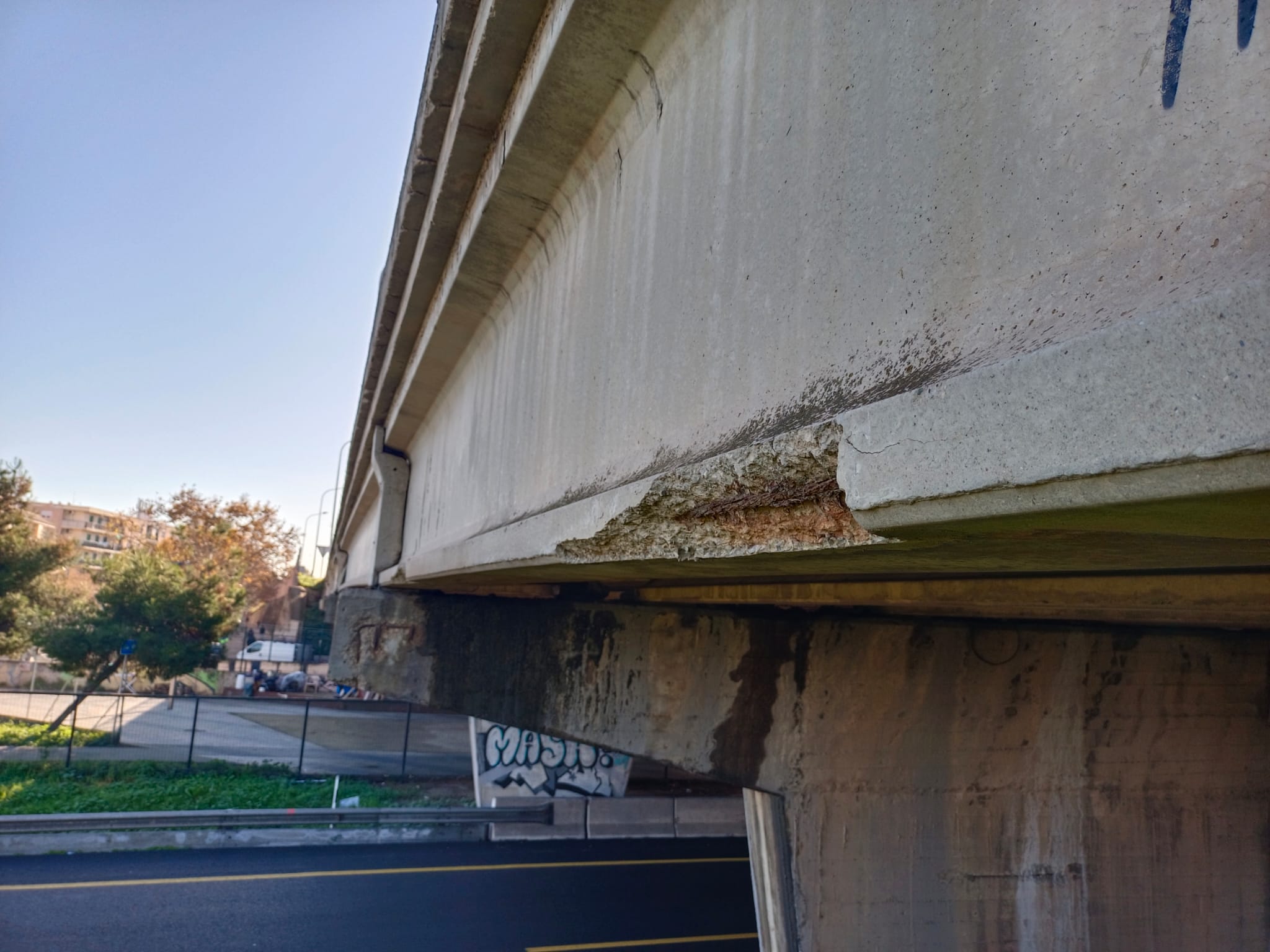 Imagen de deterioraramiento del puente.