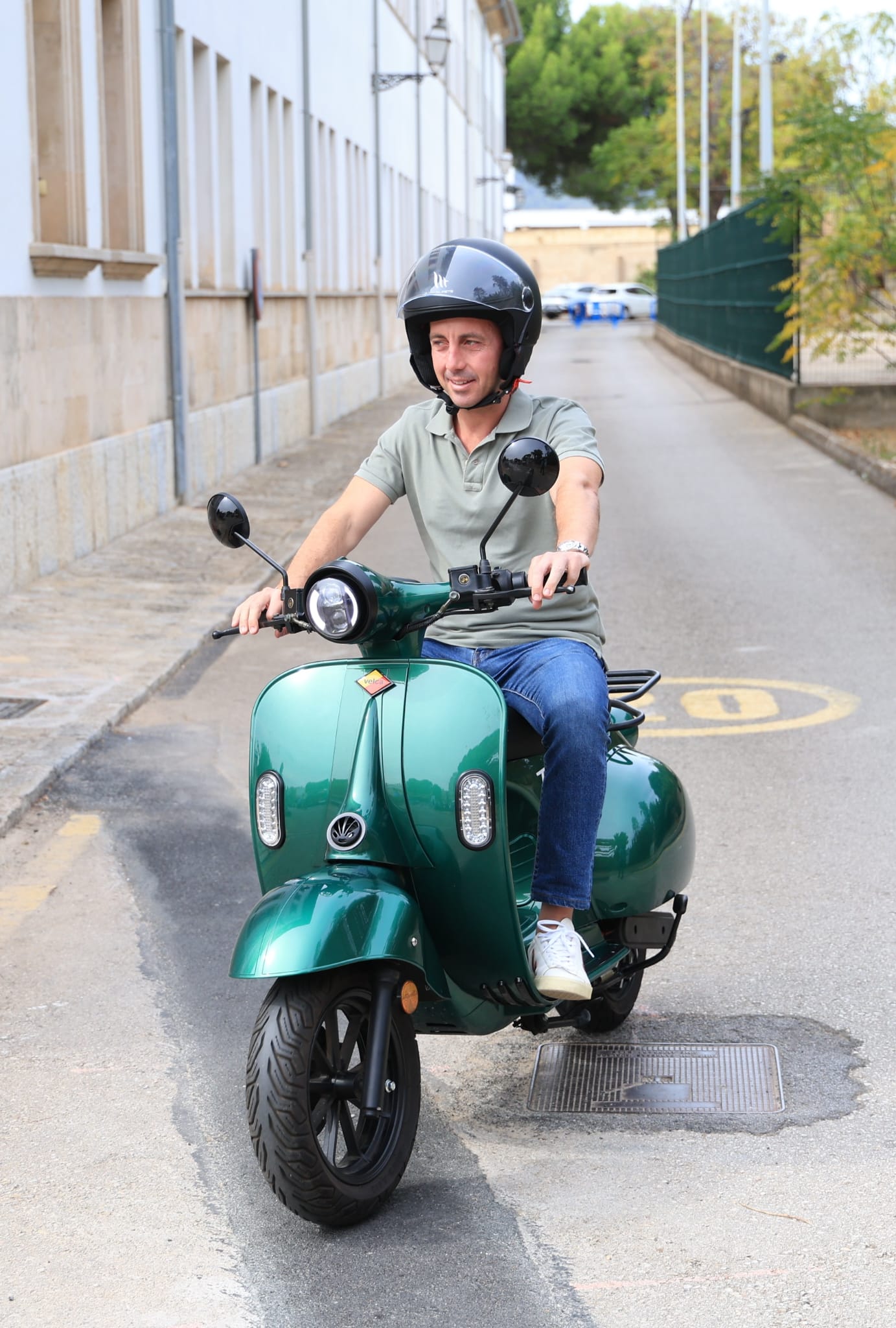 El presidente galmés probando una moto eléctrica.