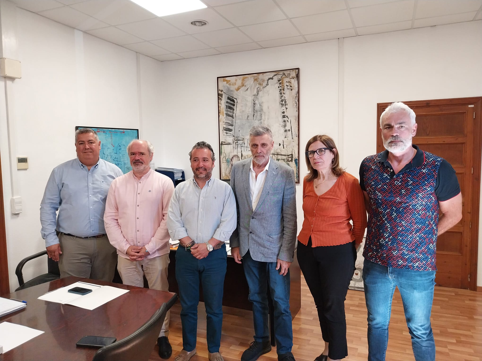 El conseller Rubio con sus directores insulares durante el encuentro con representantes de AEVAB que preside Ramon Reus.