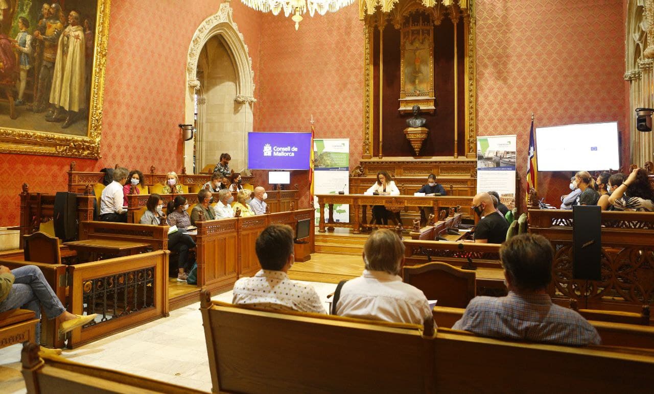 La presidenta del Consell de Mallorca, Catalina Cladera, i la vicepresidenta segona i consellera de Sostenibilitat i Medi Ambient, Aurora Ribot amb els participants de la trobada: Seminari d’Intercanvi d’Experiències