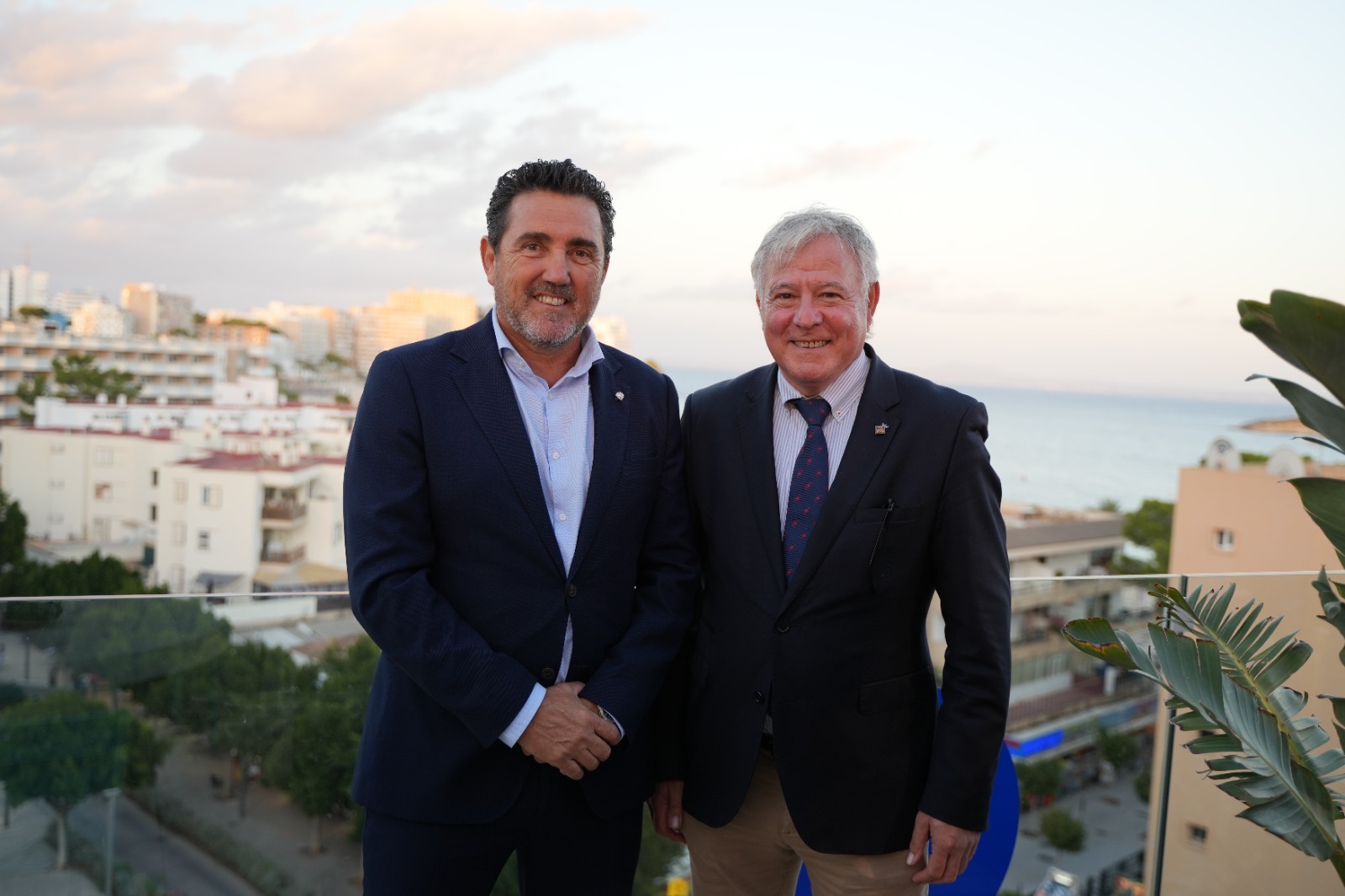 El conseller Rodríguez al costat de l'alcalde de Calvià, Juan Antonio Amengual.