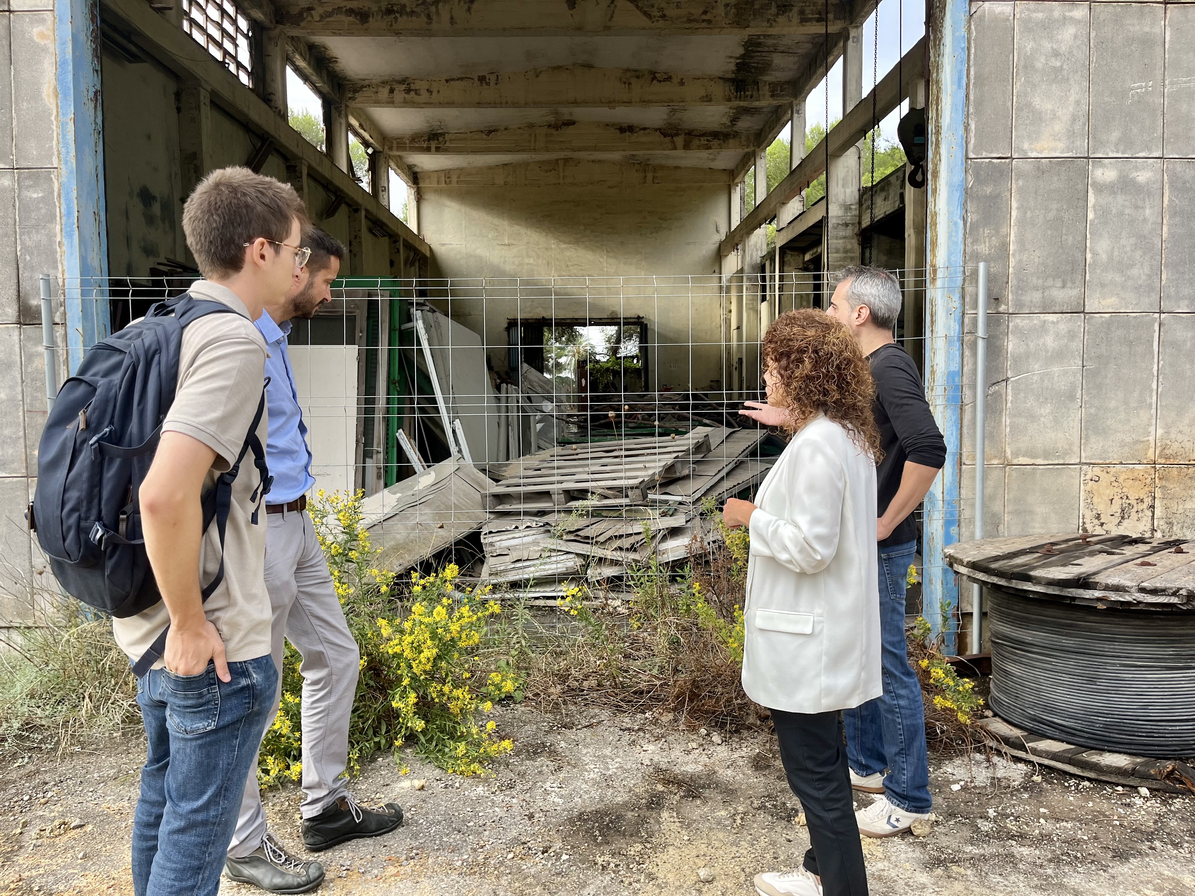La directora insular, Maria Elena Jaume, supervisant les actuacions que es duran a terme