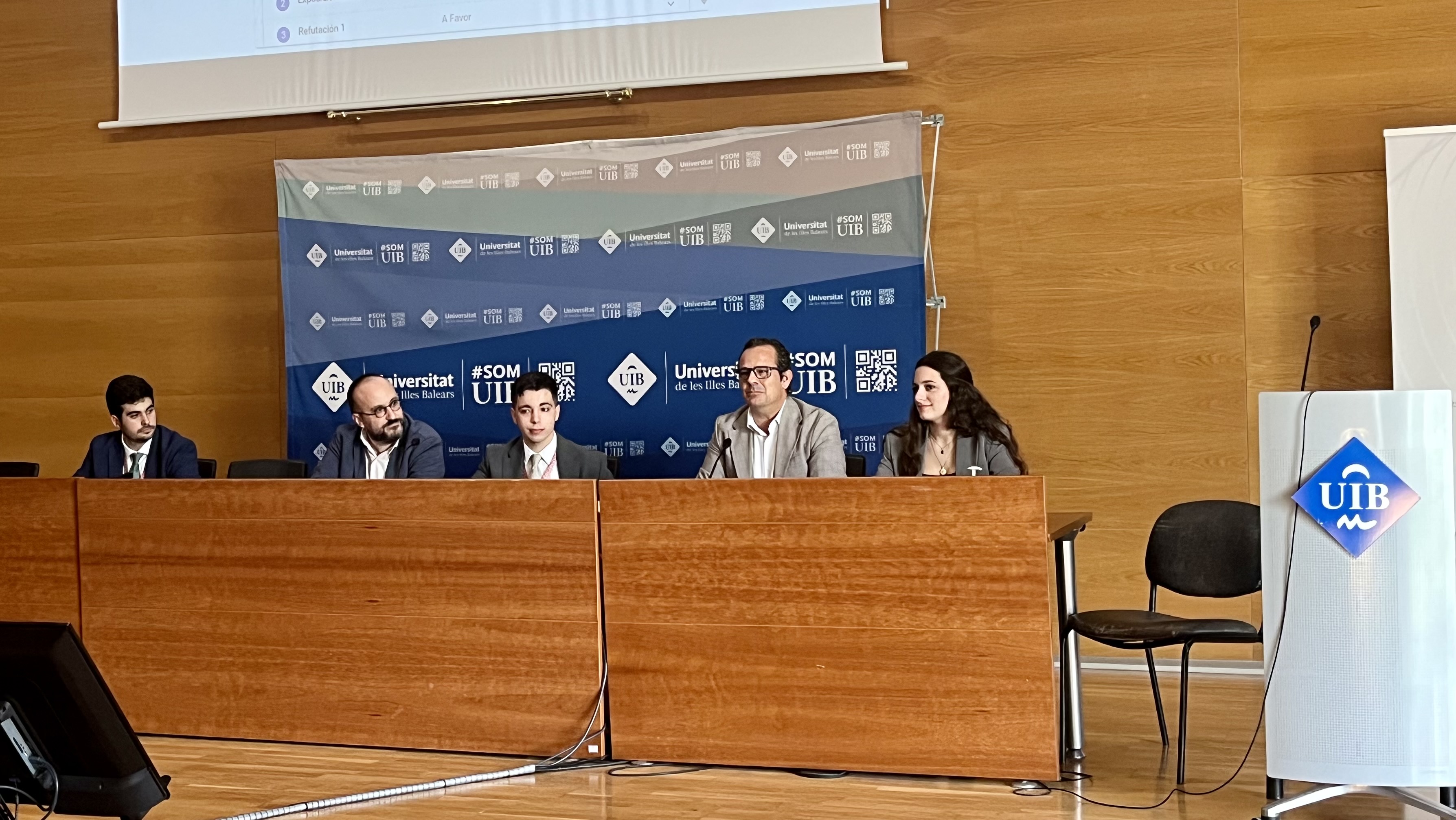 El conseller de Presidència, la directora insular y miembros de la organización durante la fase final de la competición
