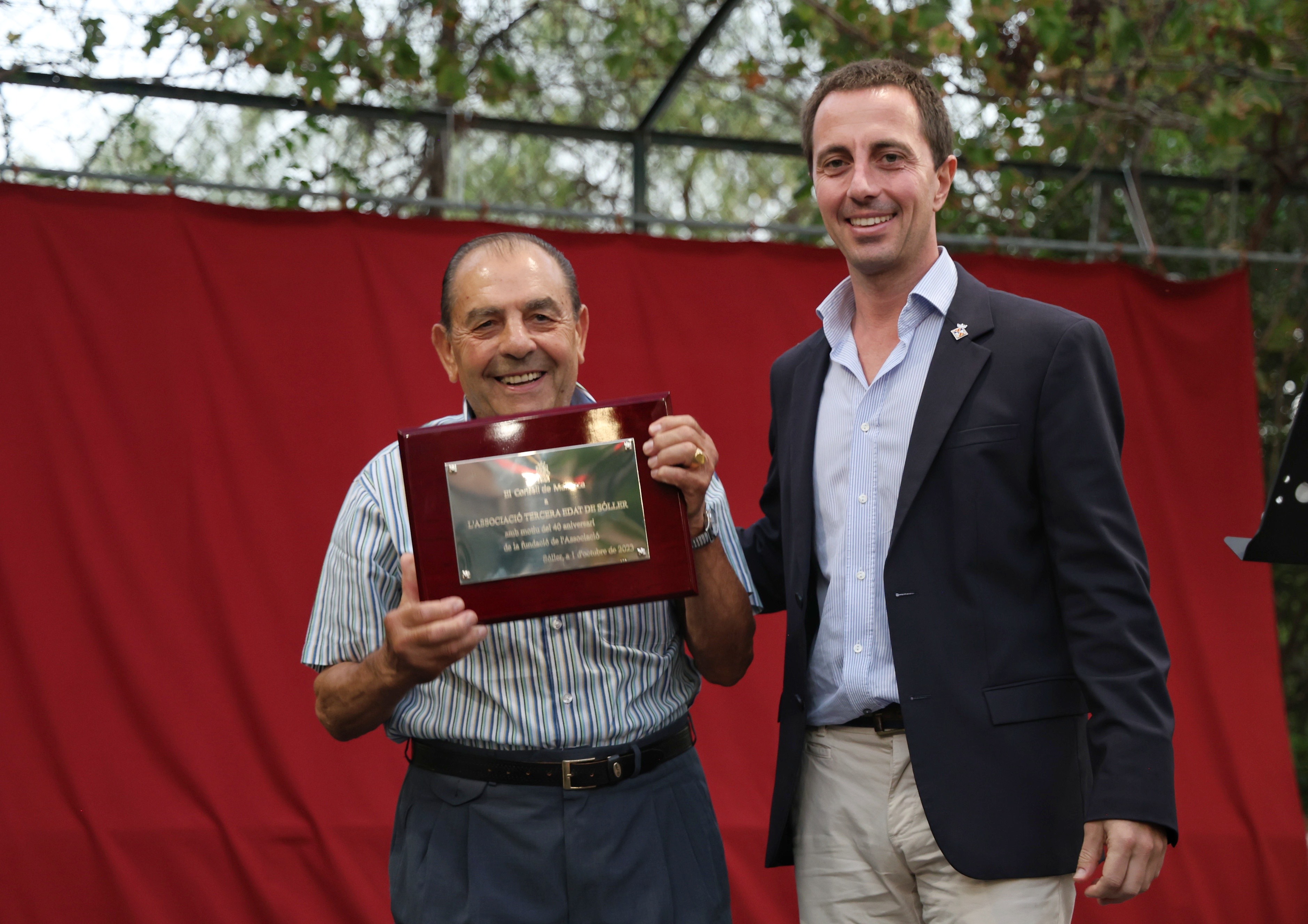 El presidente del Consell de Mallorca ha librado una placa conmemorativa al presidente de la Asociación de la Tercera Edad, Joan Noguera