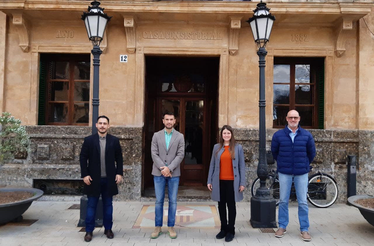 (d’esquerra a dreta) el director insular de Residus, Juan Carrasco, el batle de Llucmajor, Éric Jareño, la vicepresidenta i consellera de Sostenibilitat i Medi Ambient, Aurora Ribot i el primer tinent de batle i regidor d’Entorn Urbà i Manteniment, Bernadí Vives.