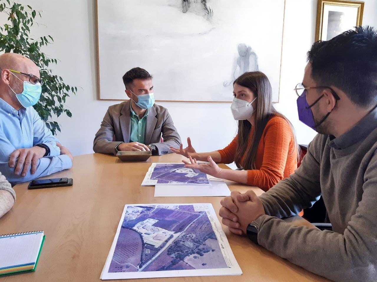 (d’esquerra a dreta) el primer tinent de batle i regidor d’Entorn Urbà i Manteniment, Bernadí Vives, el batle de Llucmajor, Éric Jareño, la vicepresidenta i consellera de Sostenibilitat i Medi Ambient, Aurora Ribot i el director insular de Residus, Juan Carrasco