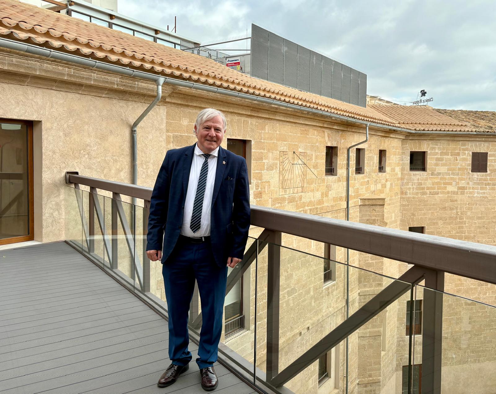 El conseller de Turisme, José Marcial Rodríguez, durant la visita a les noves instal·lacions.