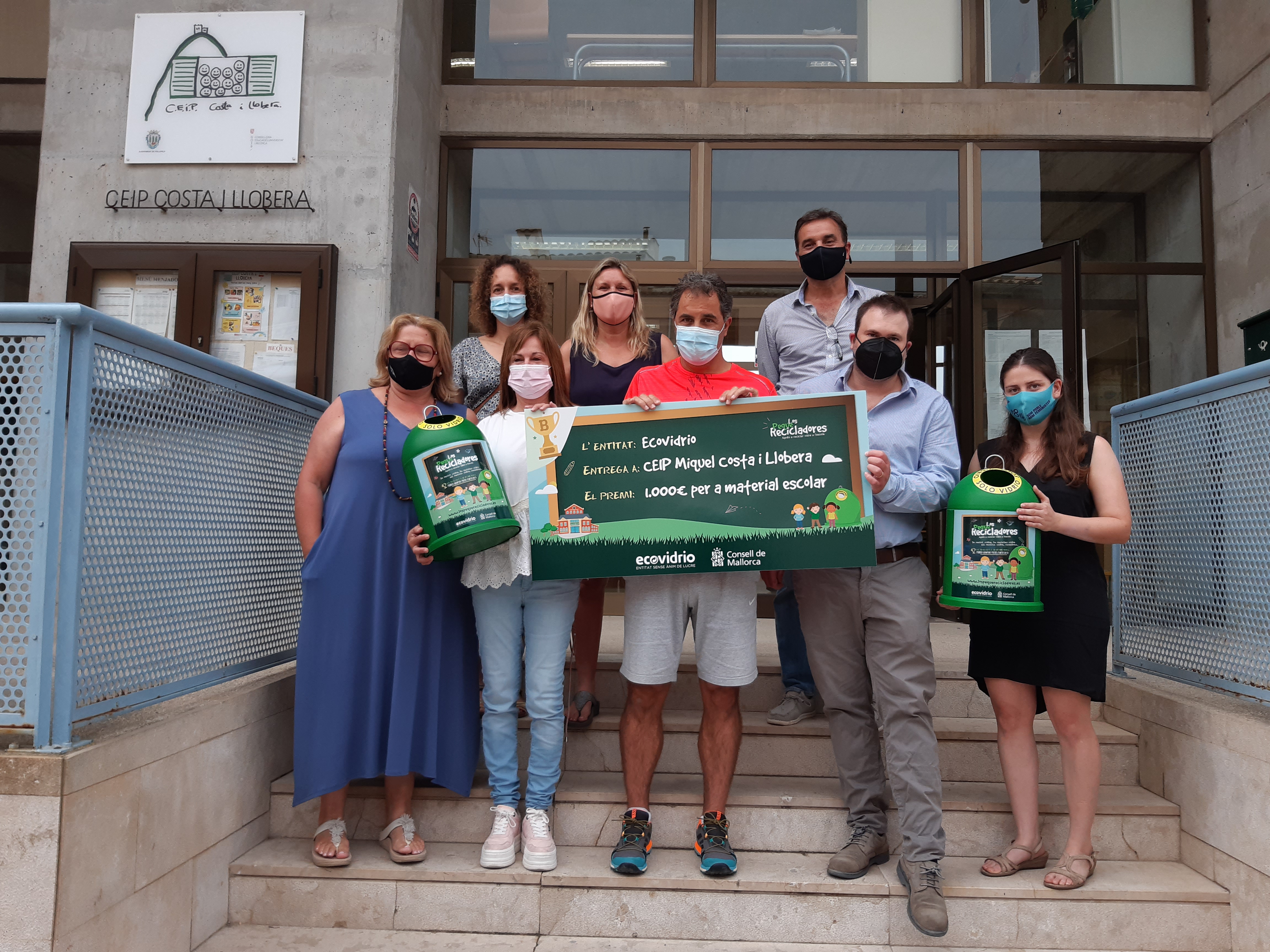La vicepresidenta i consellera de Sostenibilitat i Medi Ambient, Aurora Ribot, la directora insular de Residus, Patrícia Arbona amb l'equip del CEIP Miquel Costa i Llobera (Pollença) 