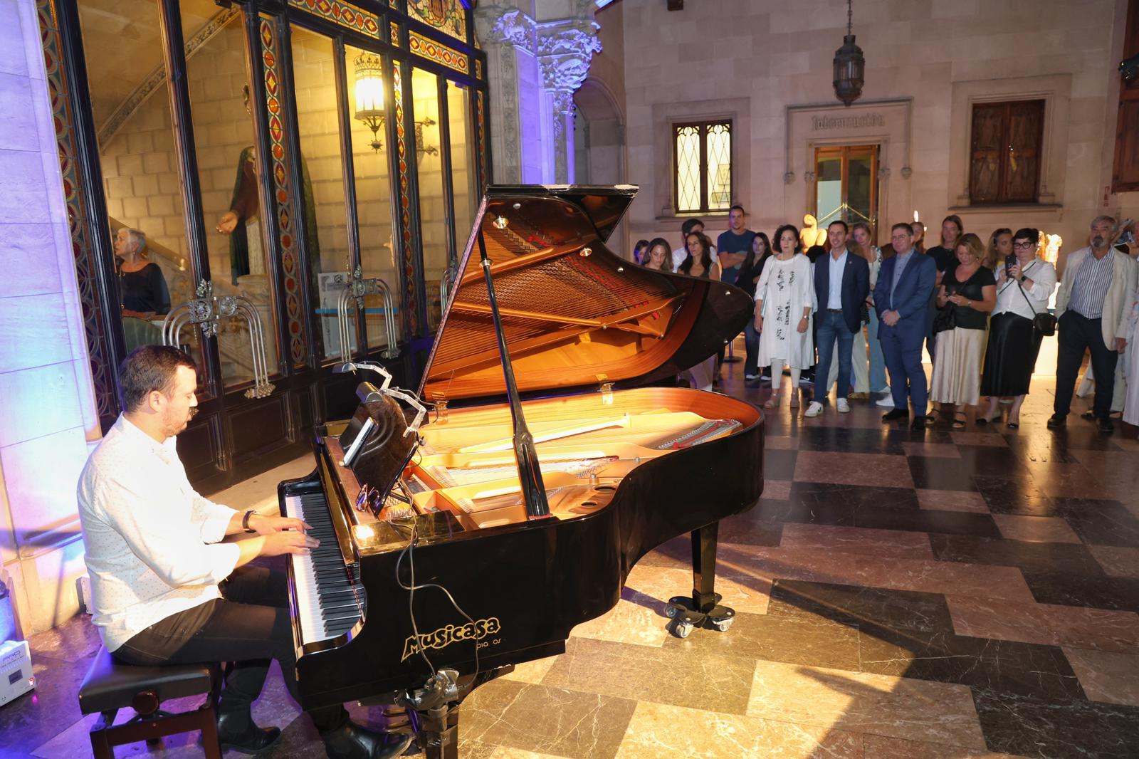 Autoritats i visitants al Palau del Consell de Mallorca