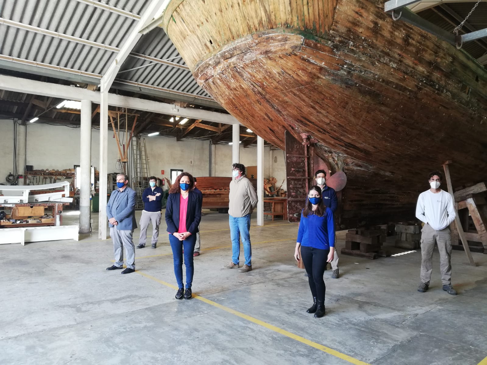   Catalina Cladera presidenta del Consell de Mallorca i Aurora Ribot, vicepresidenta segona i consellera de Sostenibilitat i Medi Ambient i Josep Manchado, director insular de Medi Ambient, Josep Manchado amb els tecnics del departament de Sostenibilitat i Medi Ambient (unitat Patrimoni Marítim). 