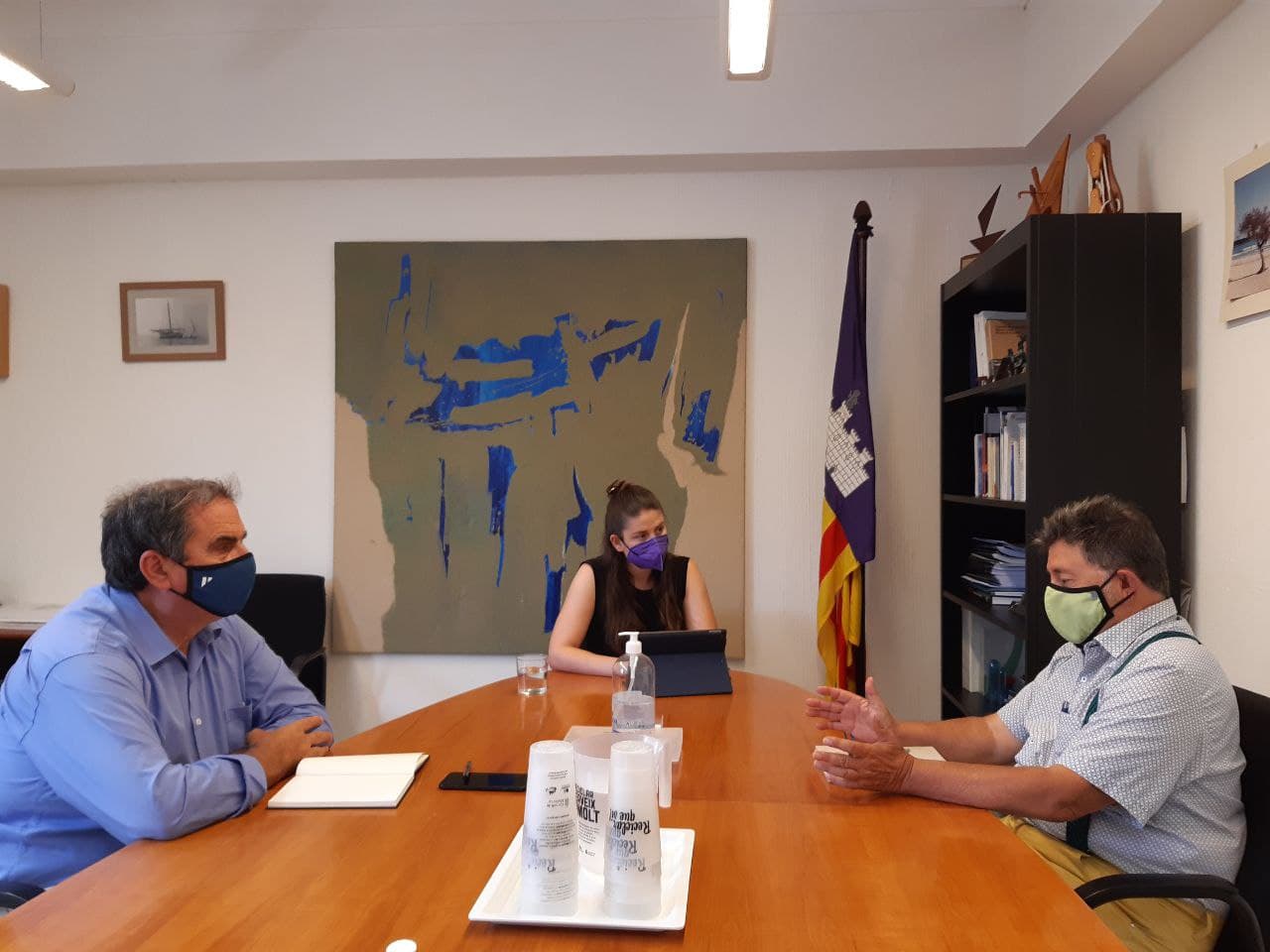 (d’esquerra a dreta) Josep Manchado,director insular de Medi Ambient, Aurora Ribot, vicepresidenta i consellera de Sostenibilitat i Medi Ambient i Joan Mayol, president de la Denominació d’Origen Oli de Mallorca