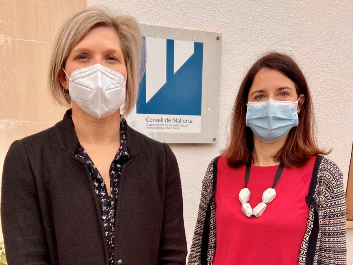 La consellera de Drets Socials i presidenta de l'IMAS, Sofia Alonso, amb la directora insular d'Atenció Sociosanitària, Elsa Herranz.