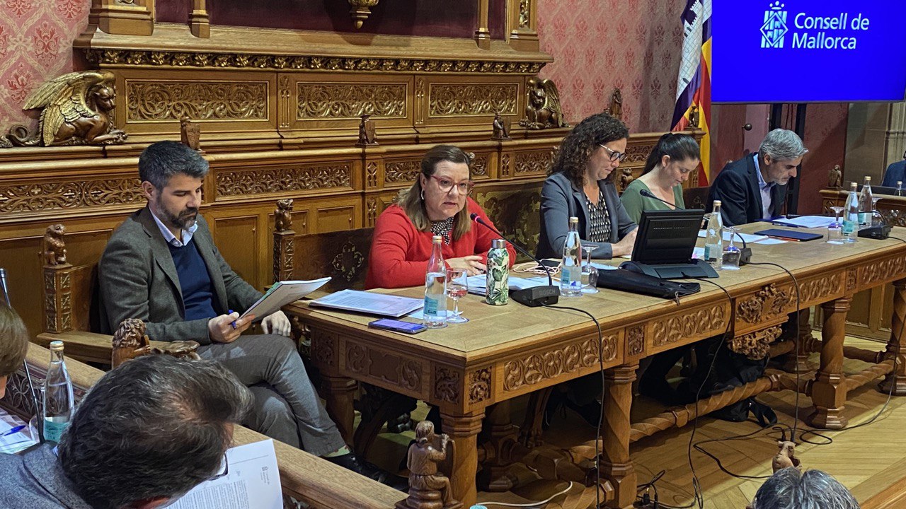 Momento en que la vicepresidenta Bel Busquets defiende la declaración de BICIM de la vela latina.