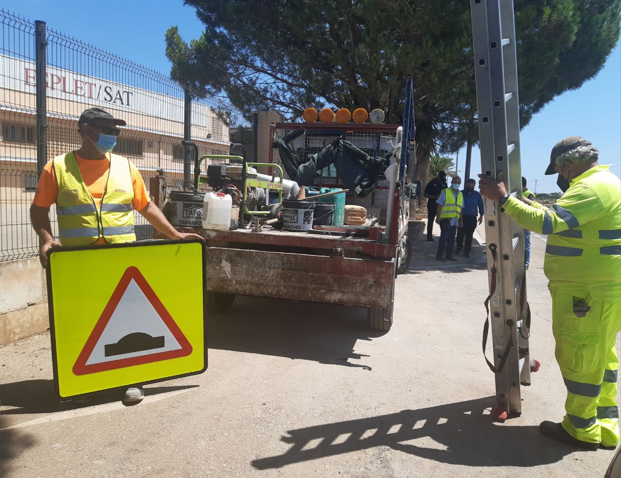 Els operaris col·loquen els nous senyals de canvi de rasant.