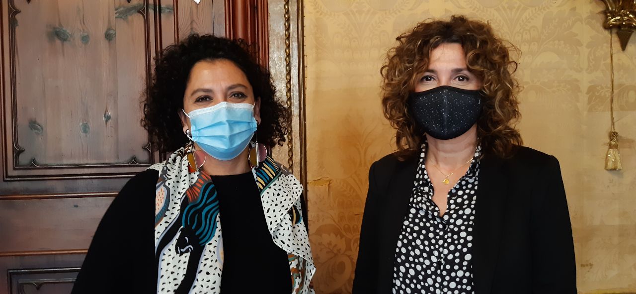 La consellera de Territori, Maria Antònia Garcías i la batlessa de Porreres, Xisca Mora.