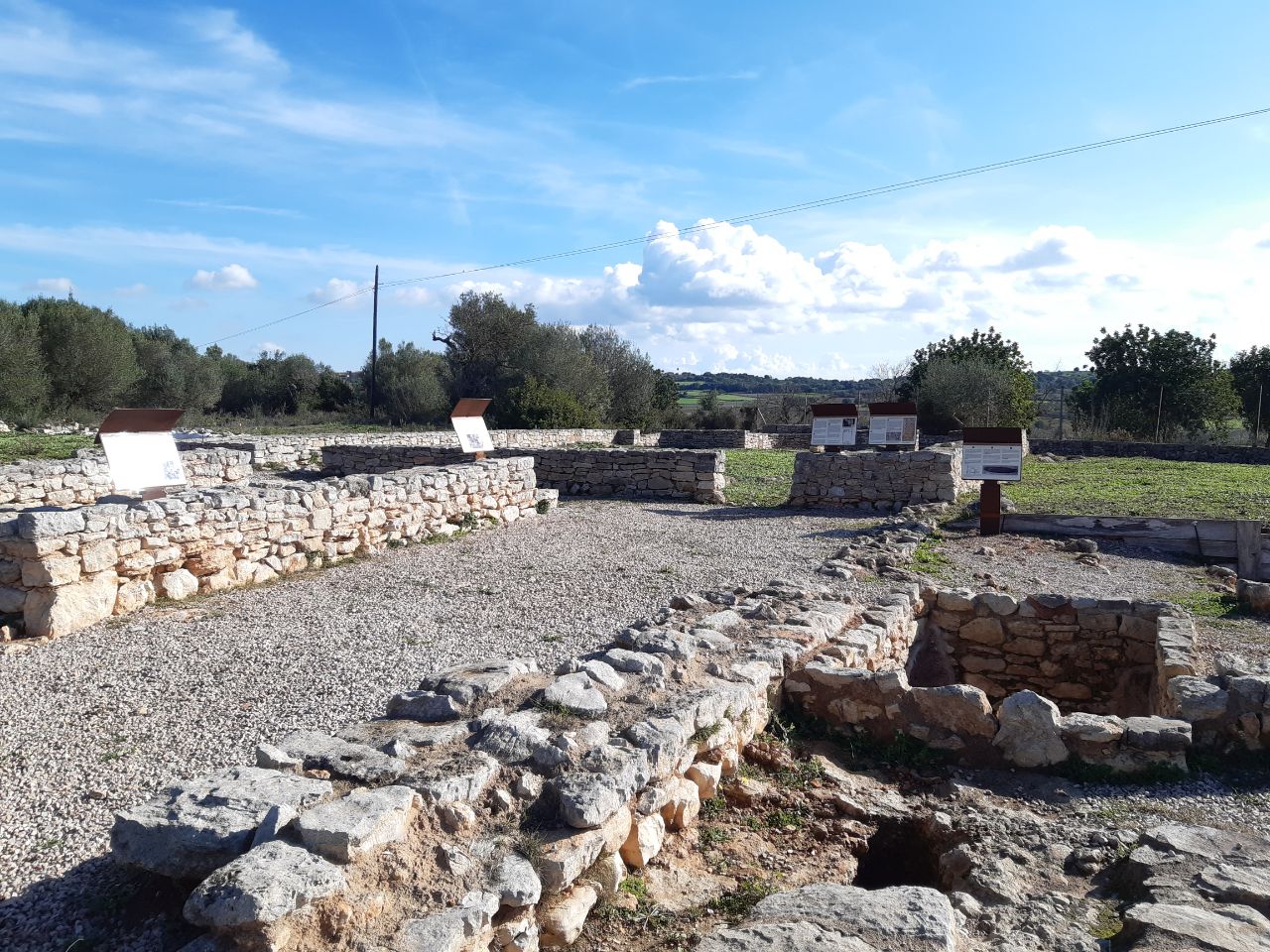 El jaciment de Son Peretó estrena 13 panells informatius subvencionats per Patrimoni.