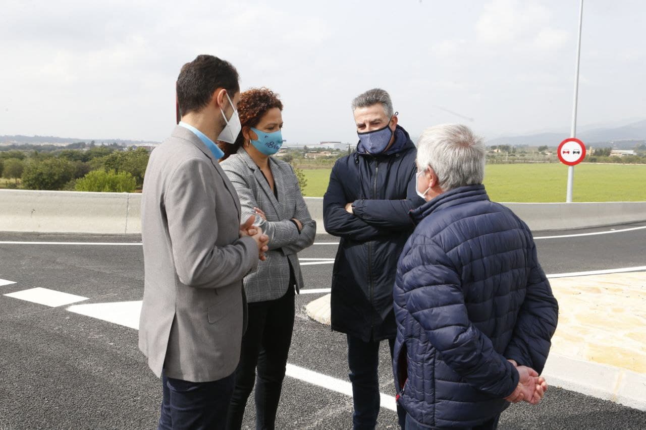 La presidenta del Consell, el conseller insular de Mobilitat i Infraestructures i els batles de Consell i Santa Maria. 
