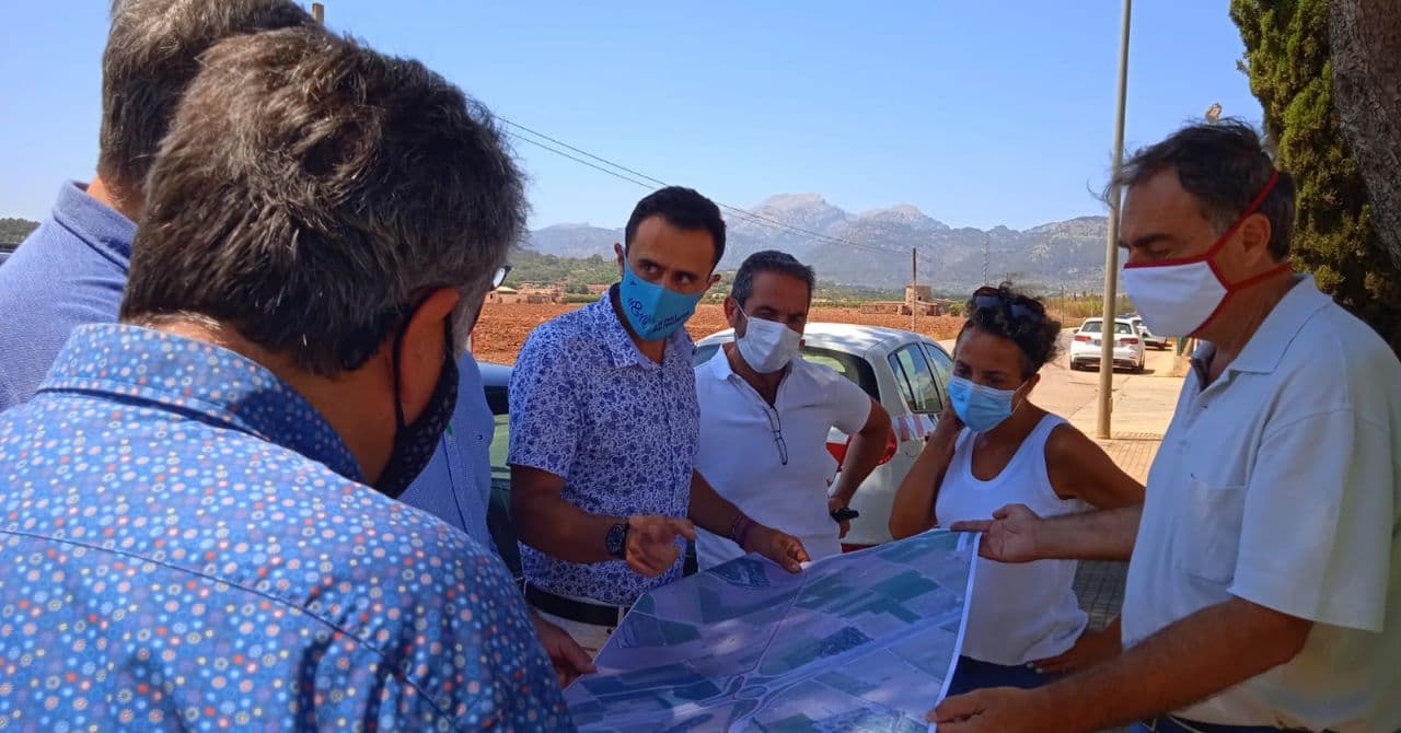 El conseller Sevillano explica el projecte de millora previst a l'eix viàri que transcorr entre sa Pobla i Crestatx.