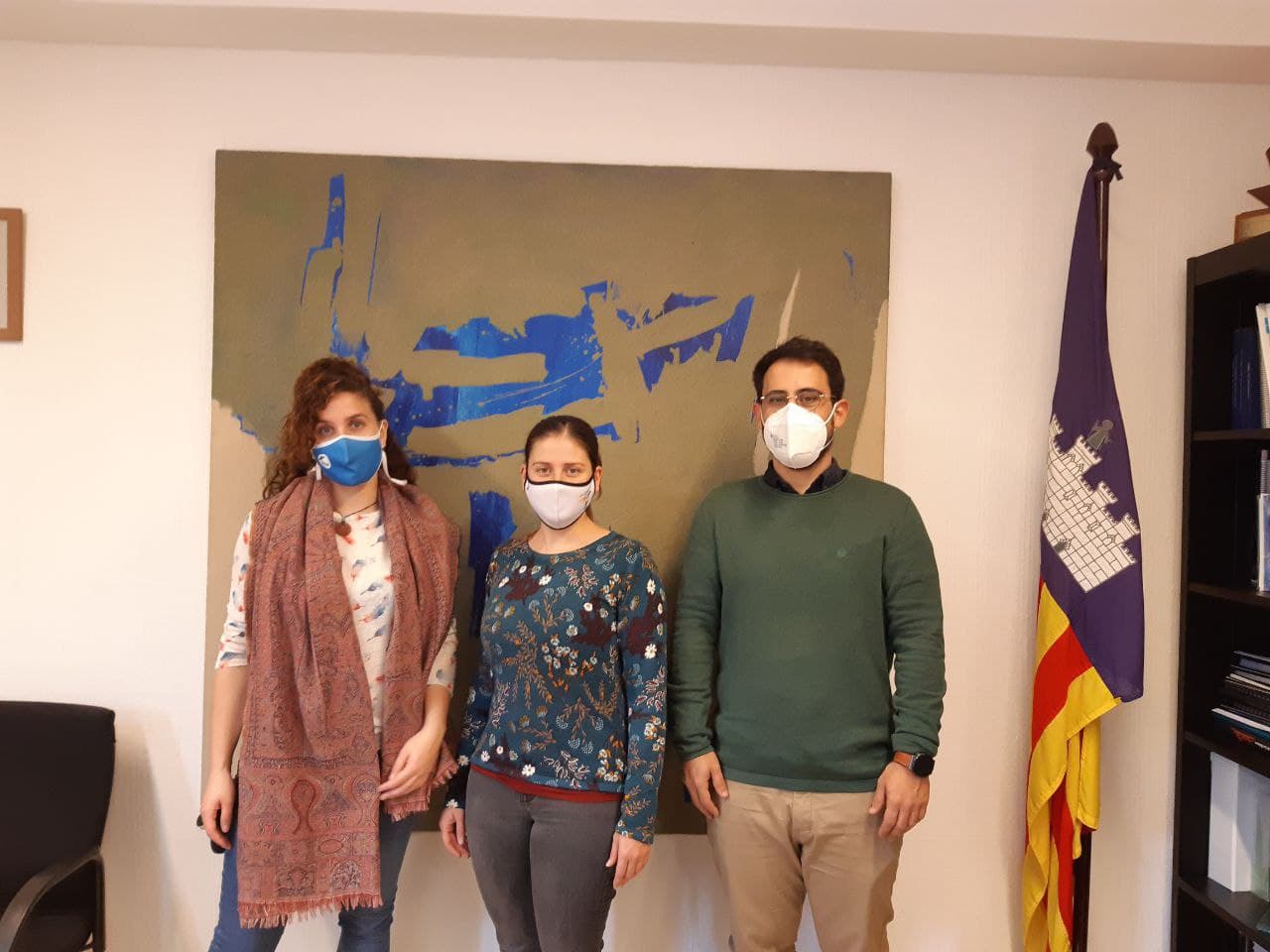 (d'esquerra a dreta) La coordinadora general del GOB, Mar Muñoz, la vicepresidenta i consellera  de Sostenibilitat i Medi Ambient,  Aurora Ribot i el director insular  de Residus, Juan Carrasco