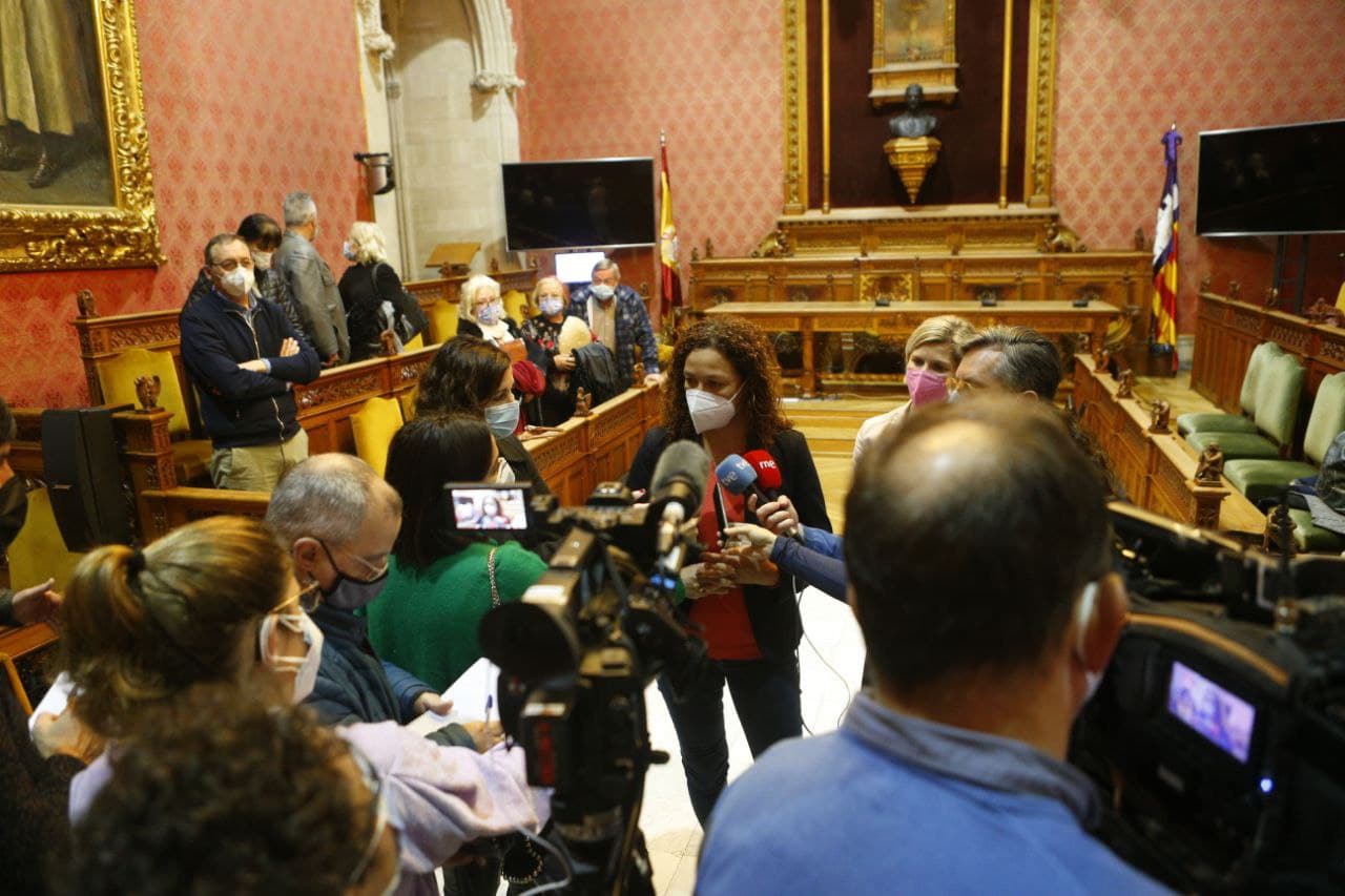 La presidenta del Consell ha rebut en audiència les quatre famílies que enguany es jubilen com a mares i pares d'acollida de l'IMAS