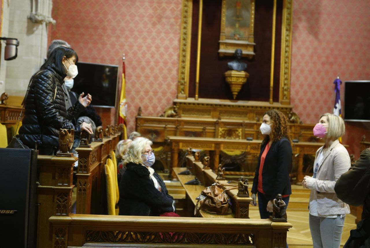 La presidenta Catalina Cladera i la consellera de Drets Socials i presidenta de l'IMAS, Sofia Alonso, saluden les famílies acollidores que es jubilen