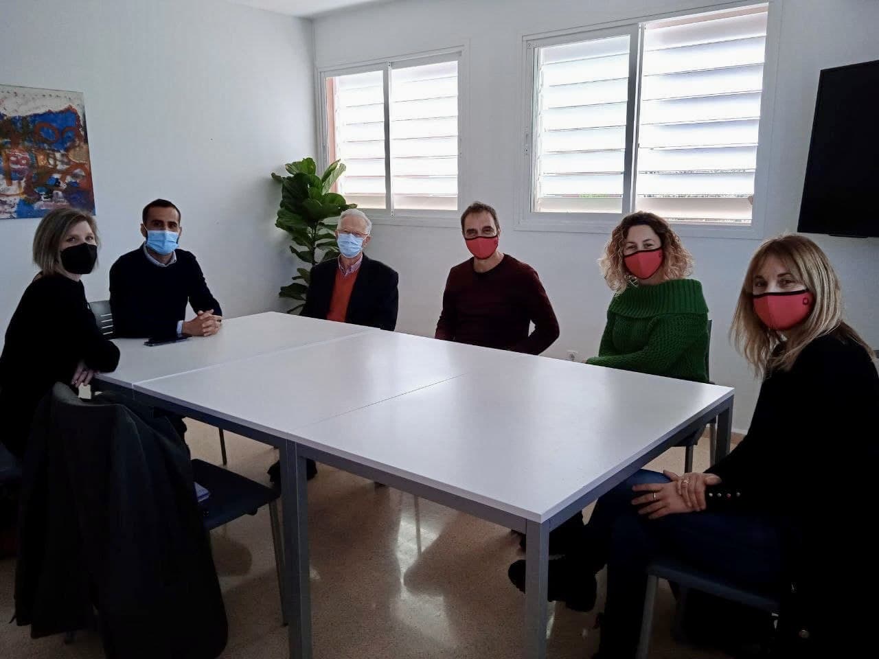 La presidenta de l'IMAS i el director insular de Persones amb Discapacitat s'han reunit avui amb responsables d'ASPROSCOM.