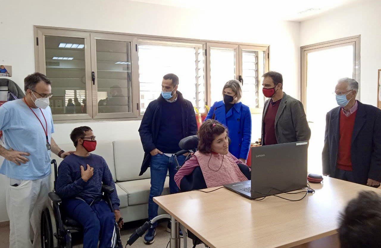 Imatge de la visita a les instal·lacions d'APROSCOM, a Manacor.