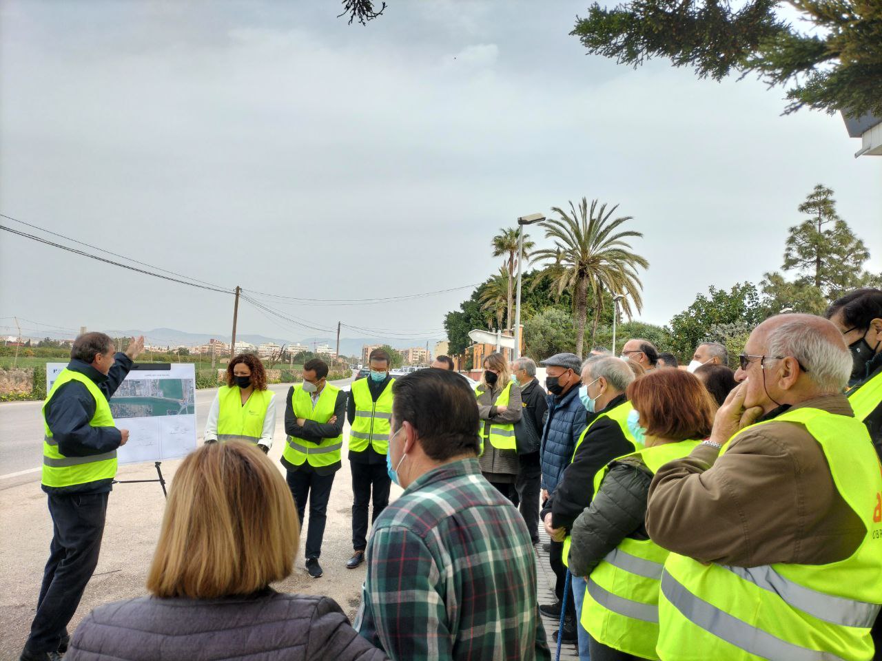 Diferents càrrecs públics i tècnics presenten del projecte als veïns i veïnes de la zona