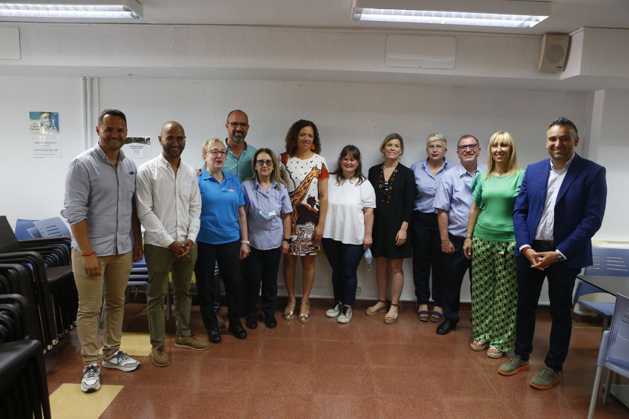 Reperesentants del Consell de Mallorca i Ajuntament de Felanitx amb alguns dels treballadors de la Llar de Felanitx.