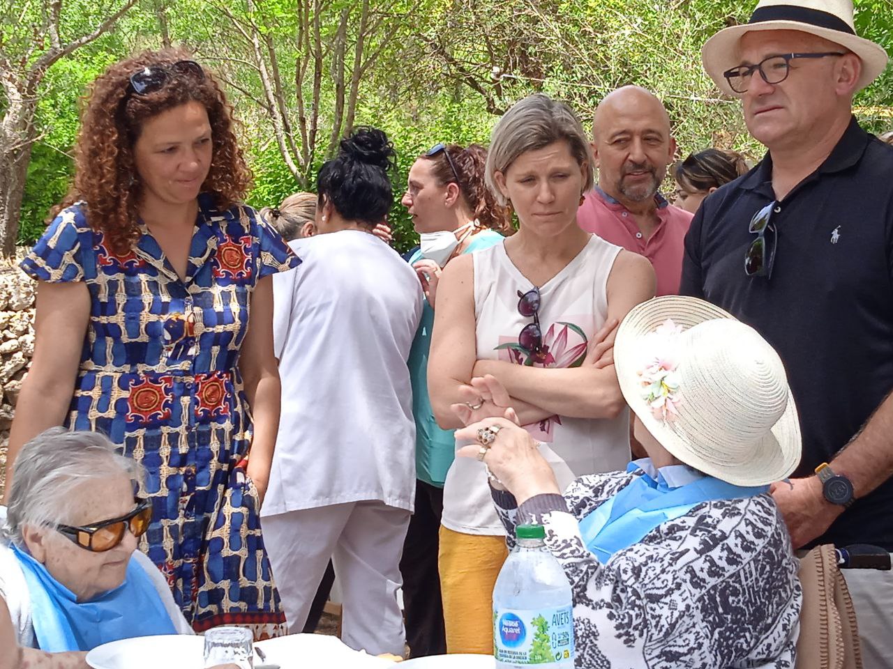Catalina Cladera i Sofia Alonso ha una imatges amb usuàries de la residència al pancaritat.