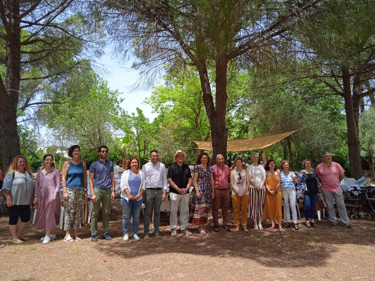 La presidenta del Consell de Mallorca i la de l'IMAS, juntament amb part de l'equip directiu de la institució i de l'ajuntament de sa Pobla a Crestatx. 