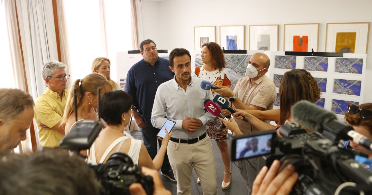 La presidenta del Consell de Mallorca, Catalina Cladera, el conseller de Mobilitat i Infraestructures, Iván Sevillano, la directora insular d'Infraestructures Olga Marínez y el batle de Sant Llorenç des Cardassar, Pep Jaume