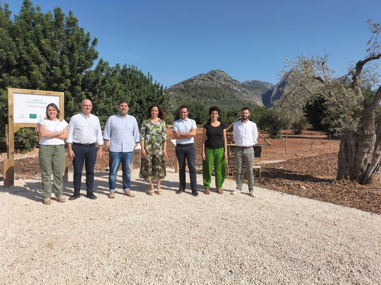 La presidenta del Consell de Mallorca, Catalina Cladera, el conseller de Mobilitat i Infraestructures, Iván Sevillano, el batle de Bunyola Andreu Bujosa, el Director General de Mobilitat i Transport Terrestre, Jaume Mateu i Daniel Gallego, gerent del Jardí Botànic de Sóller