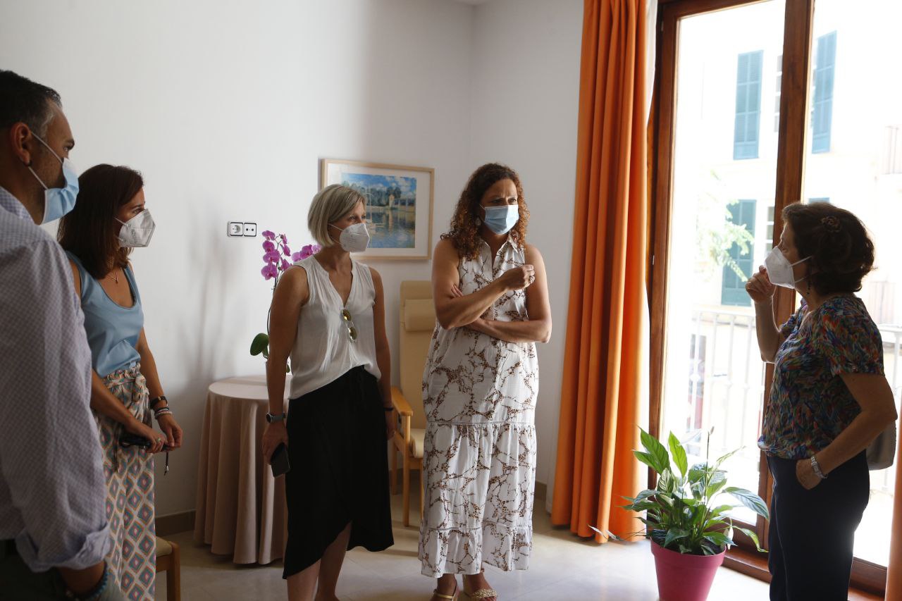 La presidenta del Consell, la consellera d'Afers Socials, la presidenta de l'IMAS i part de l'equip directiu de la institució insular han visitats avui les instal·lacions del nou recurs residencial. 