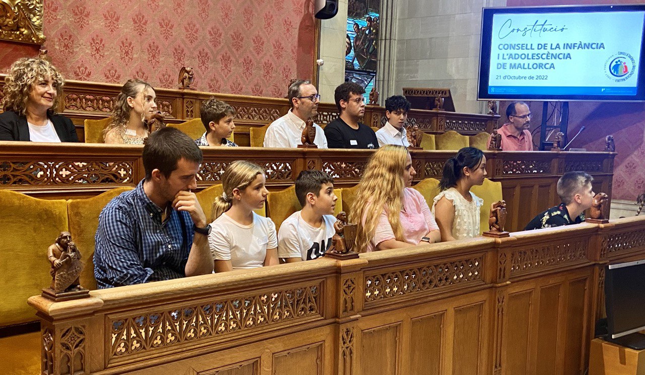 La batlessa de Porreres, Xisca Mora, ha acompat els representants del seu municipi. A la imatge amb altres consellers i representants municipals. 