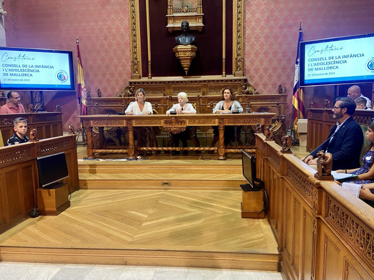 La presidenta de l'IMAS, Sofia Alonso, durant la seva intervenció a la sessió plenària. Ha estat companyada per la consellera del Consell Estatal de la Infància i l'Adolescència, Paula Pascual.