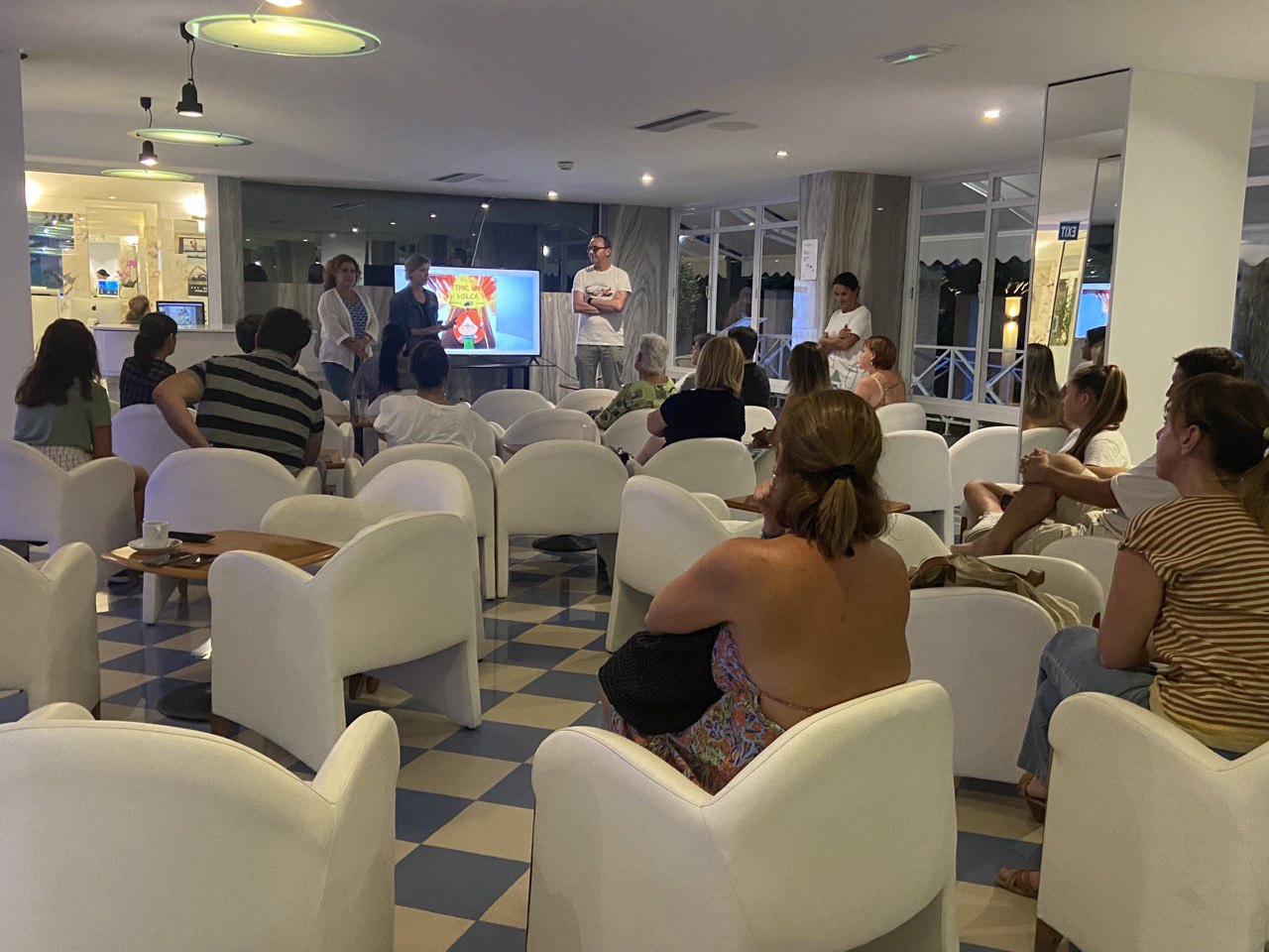 Durant l'encontre les famílies han rebut l'assessorament i formació de l'equip de psicòlegs de la direcció insular d'Infància i Famílies a través del taller 