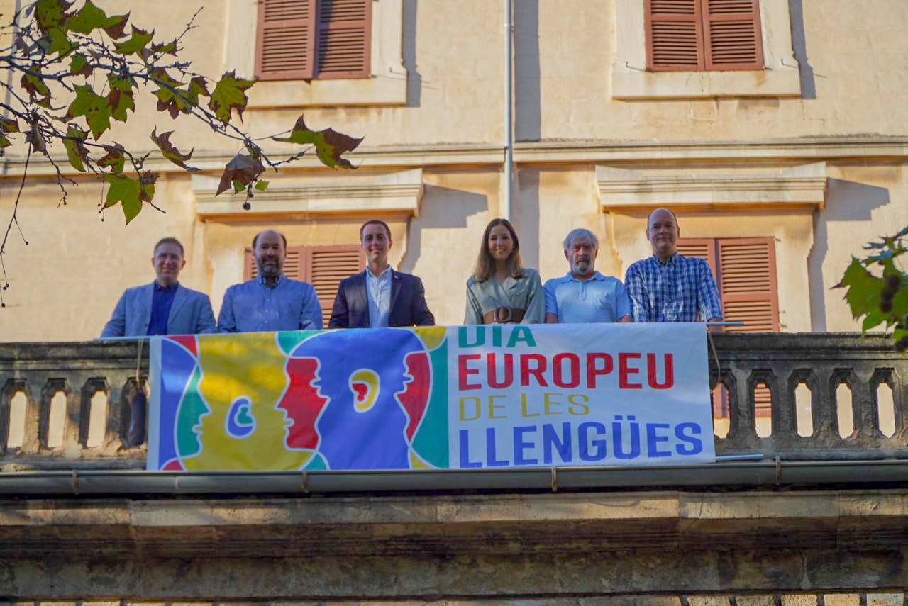 El president del Consell de Mallorca, Llorenç Galmés, amb l'equip del Departament de Cultura i Patrimoni celebrant el Dia Europeu de les Llengües
