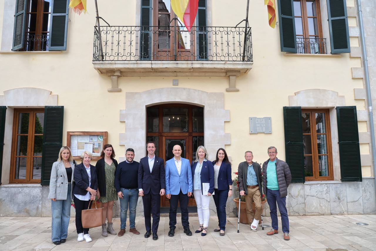 El president del Consell de Mallorca, Llorenç Galmés, amb el batle de Costitx, Antoni Salas.