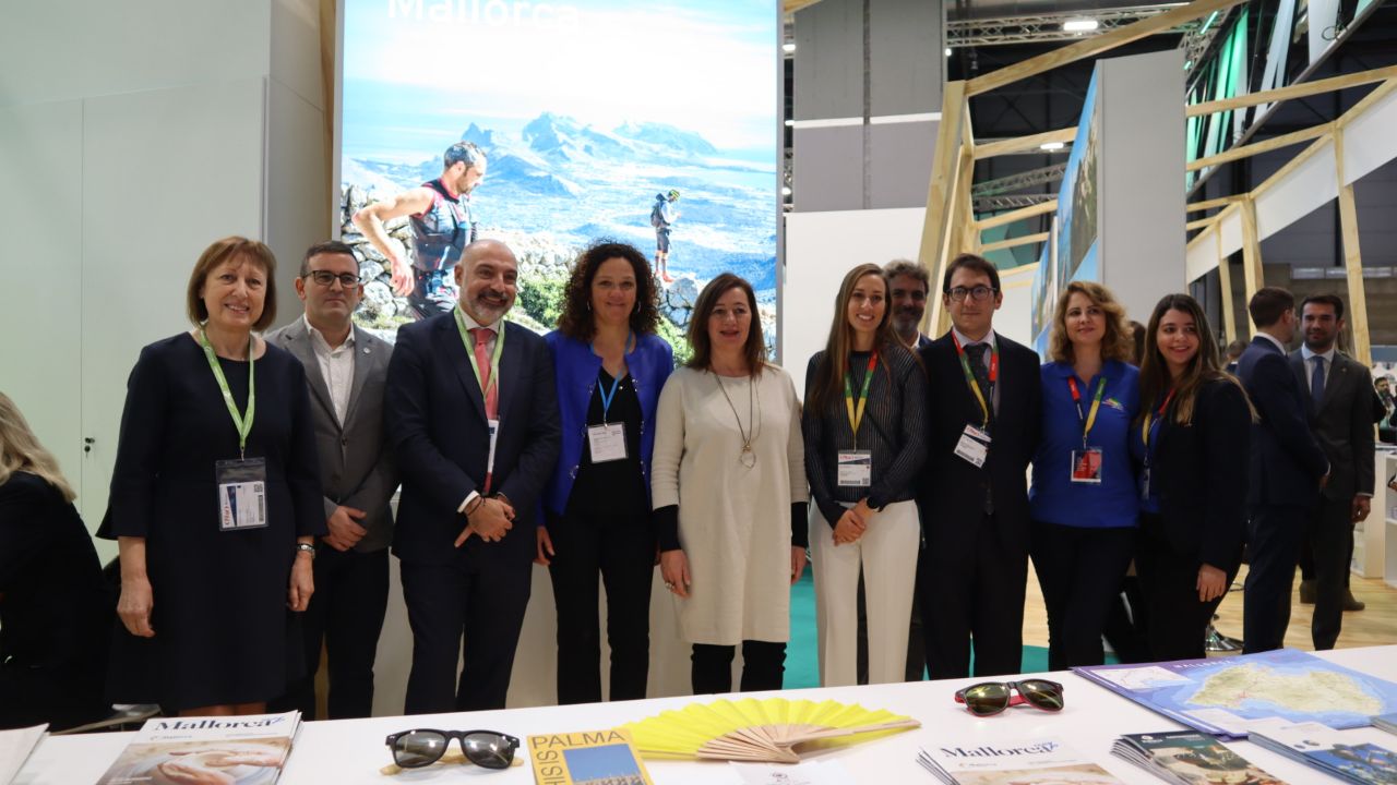 Autoritats del Govern i del Consell al mostrador de Mallorca.