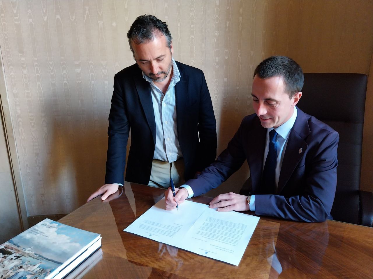 El president Llorenç Galmés, acopanyat del conseller de Territori, Mobilitat i Infraestructures, Fernando Rubio, durant la firma de la carta dirigida al ministre Óscar Puente